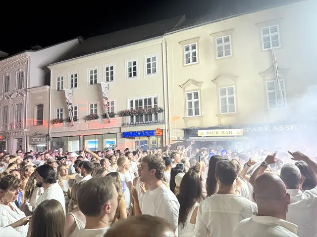 Party-Meer: Feierliche Stimmung beim Tanzen der Gäste  | Foto: Jona Brodhagen