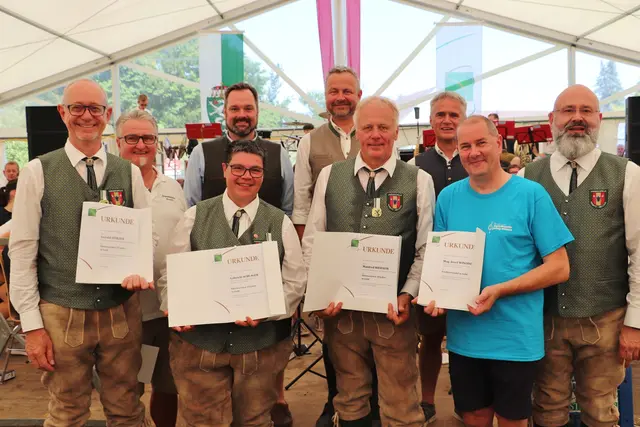 Die geehrten Jubilare Gerald Hörzer (li), Karl Fink, Gabi Schlager und Manfred Hiebaum sowie Pfarrer Josef Windisch mit Vzbgm. Georg Thünauer, Bgm. Robert Tulnik, Blasmusik-Bezirksobmann Walter Kohlfürst und Kapellmeister Willi Berghold (re).  | Foto: Edith Ertl