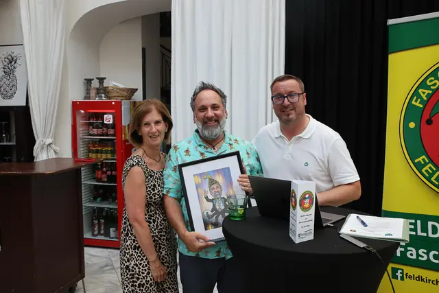 Präsident Peter Kowal (r.) und Vizepräsidentin Corinna Fischer mit Markus Ebner.
 | Foto: Fotoclub Blende 22