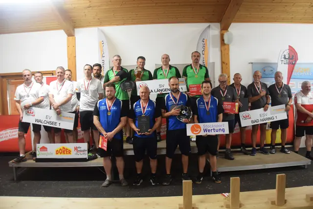 Siegerehrung der Tiroler Landesmeisterschaft 2026 mit Landeshymne: 1. SV Längenfeld, 2. EV Walchsee, 3. ESV Bad Häring, SV Breitenbach Stocksport. | Foto: TLEV