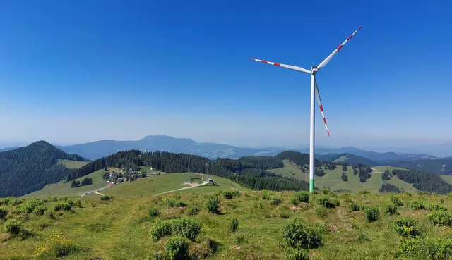 Das Windrad ( versorgt bis 3000 Haushalte ) hat eine Höhe von 180 Metern ( bis Rotorspitze )