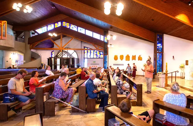 Mit großem Interesse folgte die Reisegemeinschaft den Ausführungen des Ortspfarrers Günter Maria Schweifer (rechts im Bild) in seinem neuen Kirchenteil