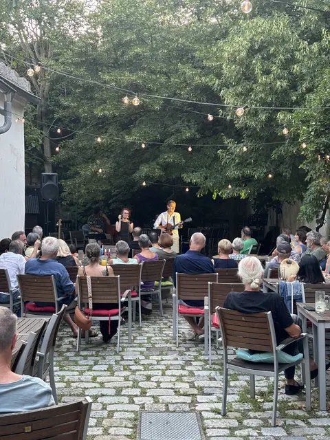 Die Mundart-Band Amerling erzählte Geschichten und ließ das Publikum innerlich verreisen | Foto: Lukas Leidenfrost