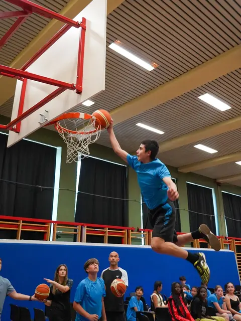 Die 4s lieferte eine spannende Basketball- Show.  | Foto: Wöll