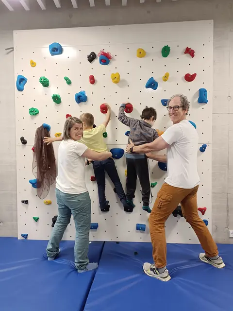 An der neuen Therapiekletterwand der ASO-Sonderschule Hall sind die Kinder mit Begeisterung dabei. | Foto: Physioklee