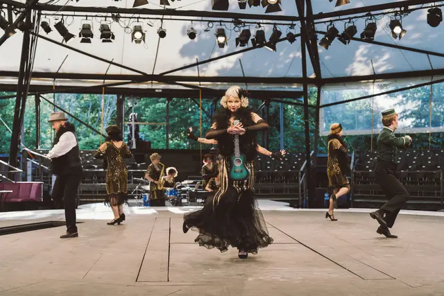 Live-Jazz, Stepptanz und rasante Verwechslungen sorgen vor der stimmungsvollen Kulisse der Rosenburg für beste Sommerunterhaltung. | Foto: Martin Hesz/Jenni Koller