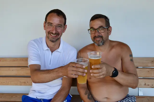 Johannes Wagner und Ronald Kager-Reich genossen das kühle Bier und den sommerlichen Abend. | Foto: Elisabeth Peinsipp