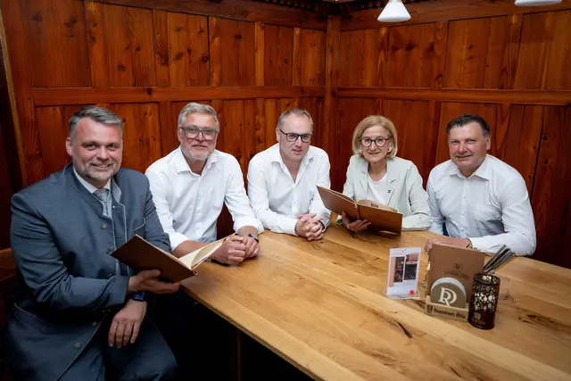 Lukas Michlmayr (Abgeordneter zum NÖ Landtag), die beiden Geschäftsführer Uwe Schlager und Wolfgang Engelberger, Landeshauptfrau Johanna Mikl-Leitner und Andreas Purt (GF Tourismusregion Mostviertel). (v. li.).
  | Foto: NLK Pfeffer