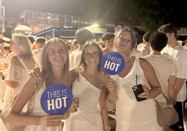Timna, Zoë und Paulina hielten sich mit "coolen" Fächern kühl | Foto: Jona Brodhagen