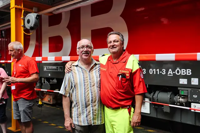 Gerhard Caravias (r.), ehm. Leiter Anlagenbewirtschaftung West 1, mit einem früheren Arbeitskollegen ist trotz Pension den ÖBB verbunden. | Foto: Reischl