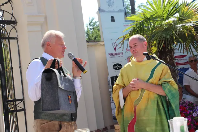 Obmann Manfred Hiebaum überreichte an Pfarrer Josef Windisch Tasche und Shirt der Jugendkapelle Fernitz-Mellach, sowie eine Brotzeit.  | Foto: Edith Ertl