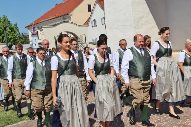 Die Jugendkapelle Fernitz in der neuen Tracht nach dem Festgottesdienst beim Einmarsch in das Festzelt.  | Foto: Edith Ertl