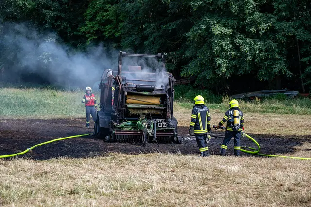 Ein Landwirt reagierte jedoch geistesgegenwärtig und konnte mit einem vorsorglich mit Wasser befüllten, bereitstehenden Vakuumfass den Feldbrand rasch eindämmen.  | Foto: Fotokerschi/Simon Brandstätter