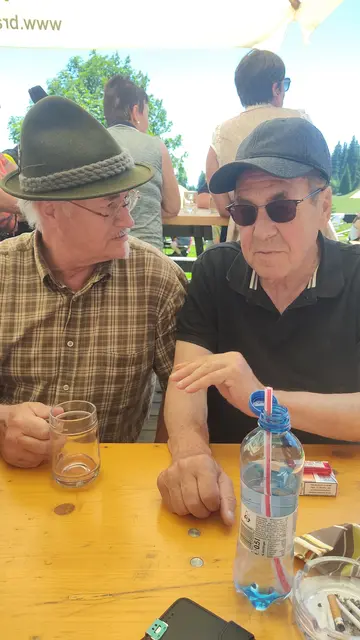 Auch Pfarrer Anton Lierzer gesellte sich zu uns, ich hier im Bild im angeregten Gespräch... | Foto: Günther Koch