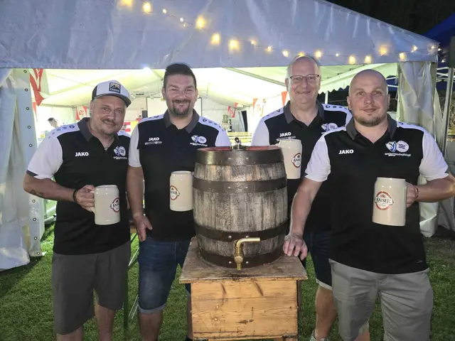 Mit dem traditionellen Bieranstich wurde das erste Halbjahres-Silvester des SV Hohenberg offiziell vom Obmann eröffnet. Im Bild: Gerd Goldhahn, Thomas Bretterecker, Guido Wallner und Obmann Rene Weyrer | Foto: Julia Steyrer
