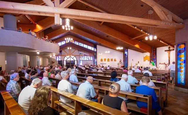 Der gut besuchte Sonntagsgottesdienst in der neuen Illmitzer Kirche, links oben die Chor-Empore