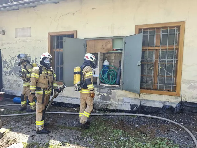 Im Einsatz standen mehrere Feuerwehren aus der Umgebung mit etwa 20 Fahrzeugen und ca. 100 Mann. | Foto: ZOOM.Tirol