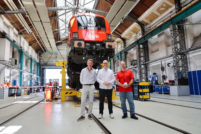 Andrew Callahan, Head of Maintenance and Repair ÖBB West Region, Linzer Bürgermeister Didi Prammer und Markus Markowitsch, Leiter Werk Linz. | Foto: Reischl