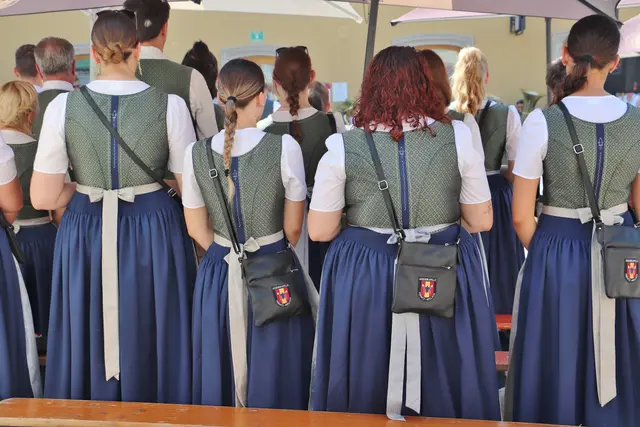 Die alte Tracht sah noch Lederhosen für die Musikerinnen vor, jetzt tragen sie das Fernitzer-Dirndl - im Bild die Rückenansicht mit passender Tasche. Die Tracht der Musikerinnen unterscheidet sich von jener der Marketenderinnen nur durch die Schürze.  | Foto: Edith Ertl