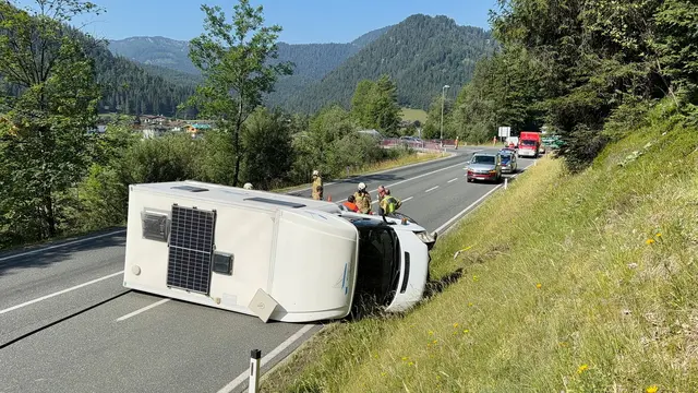 Das Wohnmobil kam seitlich liegend zum Stillstand.  | Foto: ZOOM.Tirol