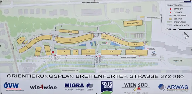 Orientierungsplan der Wohnhausanlage in Wien-Liesing, Breitenfurter Straße 372-380. Das Kunstwerk von Albrecht Fürthner steht oberhalb des roten Standortpunktes. | Foto: Hans-Peter Kriener