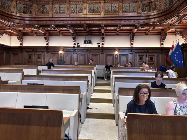 Im Gemeindratssitzungssaal haben die Journalistinnen und Journalisten ihre Plätze eingenommen.