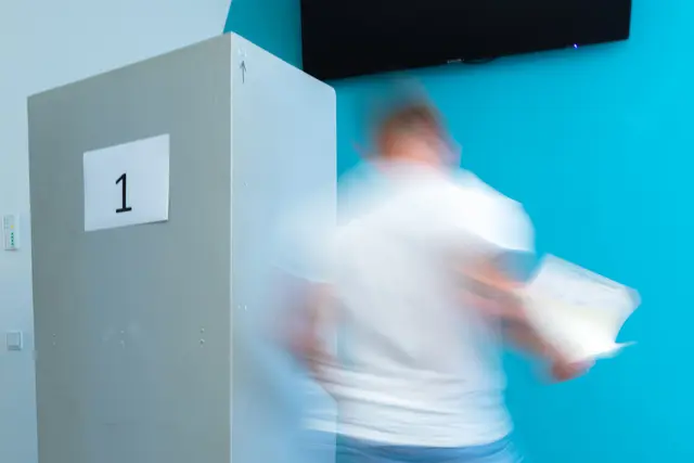 Am Weg zur Wahlkabine bekamen Wähler noch einmal KPÖ-Werbung präsentiert. | Foto: Konstantinov