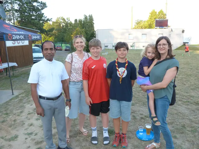 Stadtpfarrer P. Deivasakayaraj Sebasthikkannu MSFS segnete die Flutlichter am Sportplatz.  | Foto: Vanessa Wittmann
