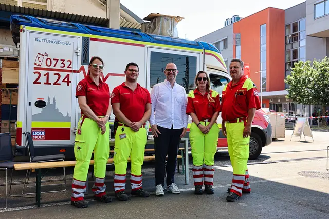 Den fleißigen Linzer Samaritern stattete Bürgermeister Didi Prammer einen Besuch ab. | Foto: Reischl