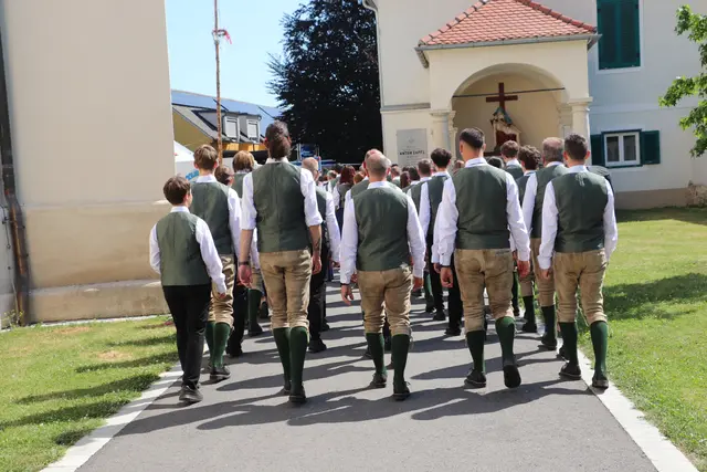 Die Herren der Jugendkapelle Fernitz tragen Lederhose und grüne Stutzen, das Gilet ist aus dem selben Stoff wie der Oberteil des Dirndls der Musikerinnen.  | Foto: Edith Ertl