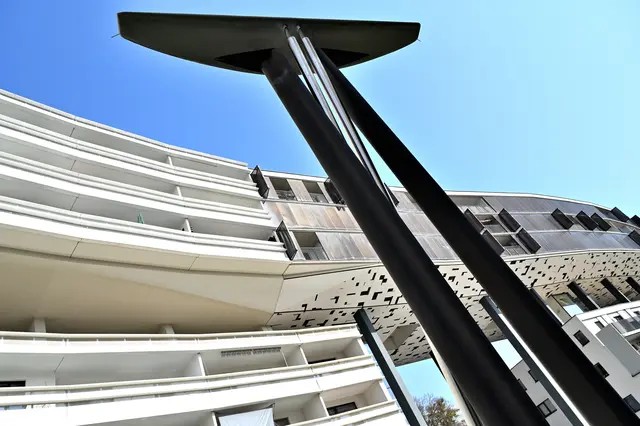 Skulptur "Botschaft aus Atlantis" von Albrecht Fürthner inmitten einer Wohnhausanlage in Wien-Liesing. | Foto: Hans-Peter Kriener