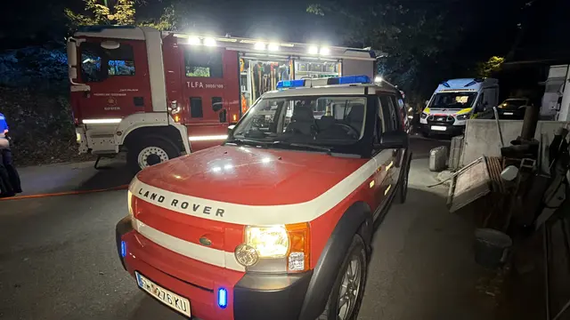 Einsatzkräfte der Freiwilligen Feuerwehr Kufstein sowie der Polizei waren am Abend des 26. Juni 2026 bei einem Kellerbrand in einem Wohnhaus im Einsatz – ausgelöst durch brennendes Fett in einer Pfanne. | Foto: ZOOM.Tirol