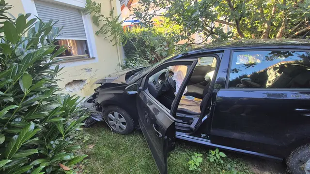 Das Auto krachte in Hörmsdorf gegen eine Hausmauer.