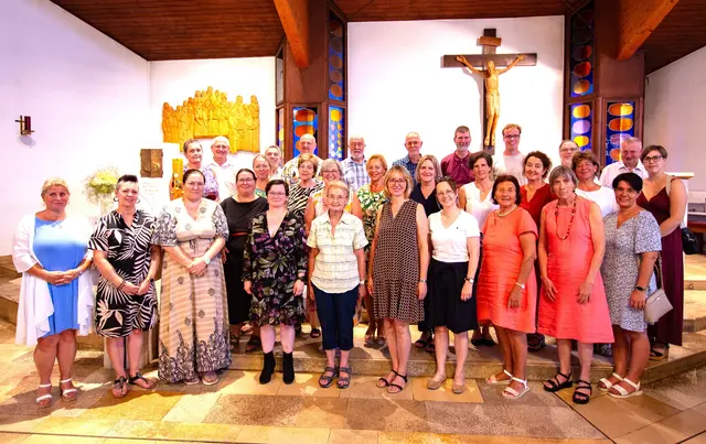 Gruppenfoto des Flugfelder Kirchenchores CANTonio unter der Leitung von Andrea Schneider im Altarraum des neuen Kirchenraumes