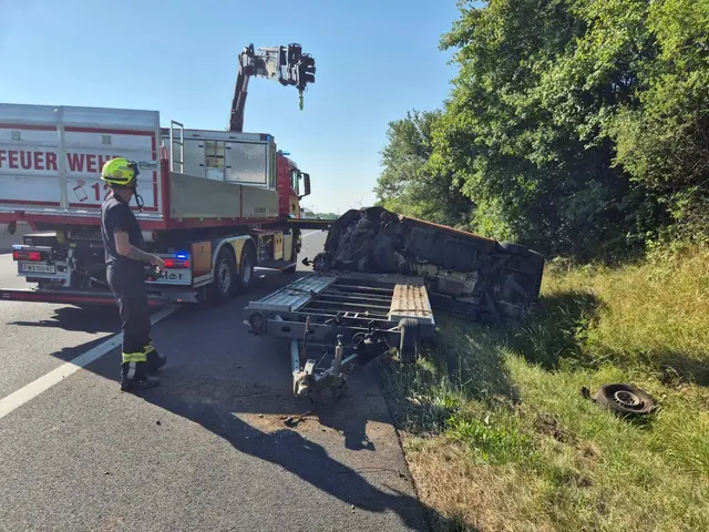 Auf der A4 in Fahrtrichtung Ungarn kam es zu einer Fahrzeugbergung nach einem Unfall mit einem Anhänger und einem transportierten Kleinbus. | Foto: FF Neusiedl am See