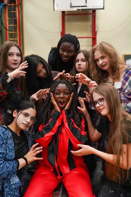 Mit ihrer mitreißenden Tanzparodie zu Michael Jacksons „Thriller“ sorgten die Mädchen der 3s und 4s für tosenden Applaus. | Foto: Wöll