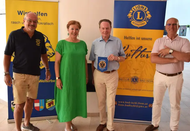Bei der offiziellen Übergabe der Spende an das "Youz" freuten sich (v.l.n.r.) Präsident Christoph Gessel (LC Dachstein Welterbe), Ulrike Krippel (Kassierin und Vorstandsmitglied des "Youz"), Horst W. Kuprian (Präsident Kiwanis Club) und der Ischler Lions Präsident Christof Kravtuske. | Foto: Lions Club – Reimair
