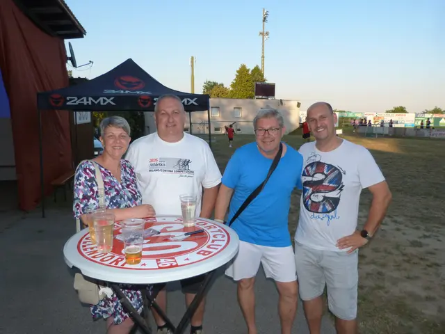 Die Gäste versammelten sich am Oberpullendorfer Sportplatz.  | Foto: Vanessa Wittmann