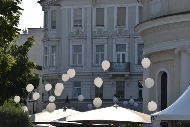 Baden in Weiß Deko am Josefsplatz. | Foto: Mirjam Preineder
