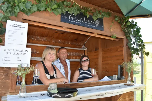 Ingrid, Franz und Vicky schenkten der Wein aus. | Foto: Julia Lirsch / MeinBezirk
