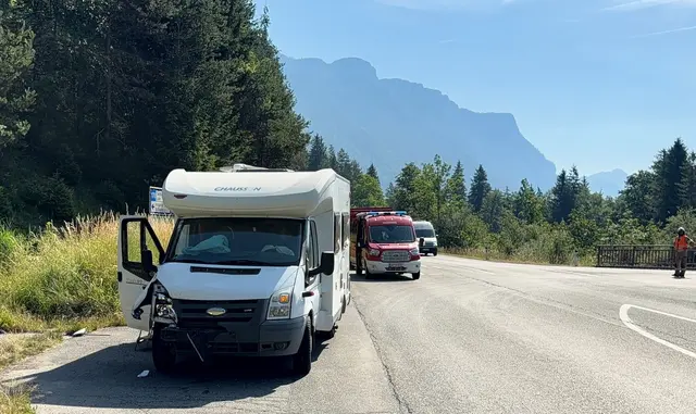Die B178 war zunächst für ca. eine Stunde nur eingeschränkt passierbar. | Foto: ZOOM.Tirol