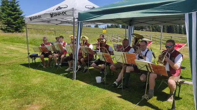 Die Dorfmusik Unterbergla beim  unterhaltsamen Frühschoppen | Foto: Günther Koch