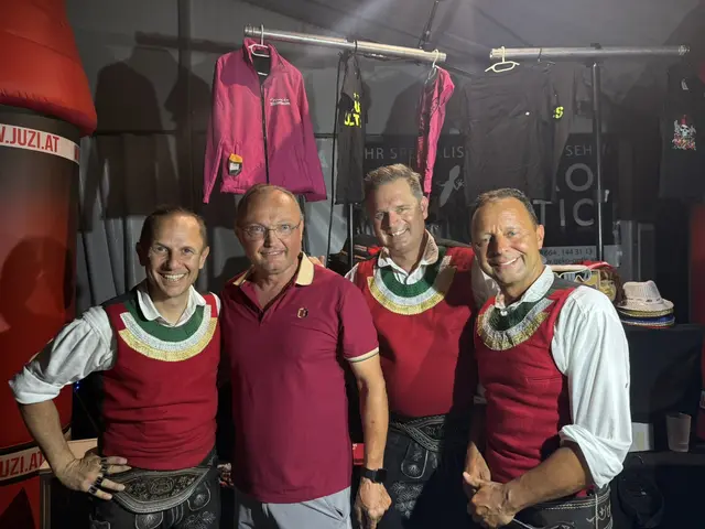 Die Jungen Zillertaler und Alexander Fritsch lächeln in die Kamera