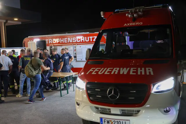 Polizei, Feuerwehr und eine Diensthundestreife der Polizei waren im Einsatz. | Foto: laumat/Matthias Lauber