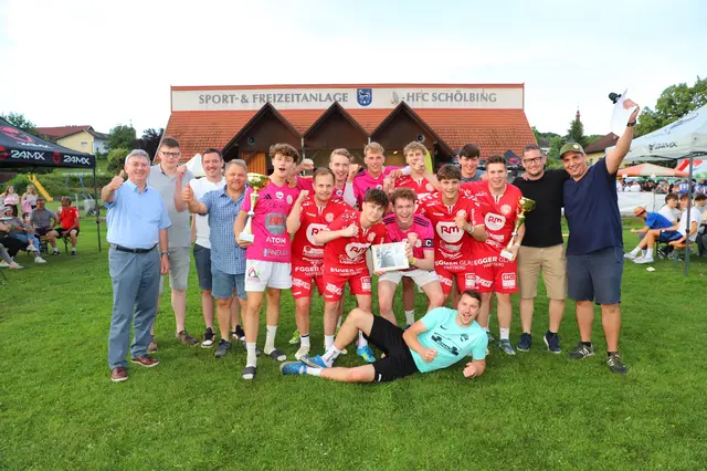 Die Erstplatzierten des HFC Schölbing-Hobbyturniers im Kreis der Gratulanten rund um Bgm. Günter Müller und Vbgm. Mag. Christoph Miksch. | Foto: Gemeinde St. Johann