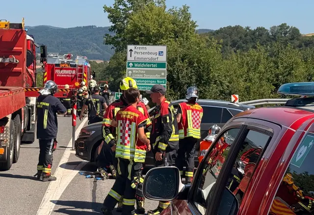 Die Feuerwehren Melk und Spielberg-Pielach standen nach einem Verkehrsunfall mit zwei Pkw auf der B3a im Einsatz. | Foto: DOKU-NÖ