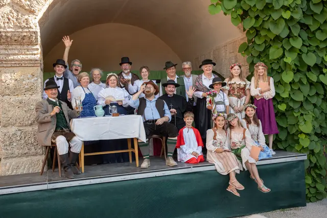 Das Siedinger Dorftheater sorgte mit dem Stück "Herrisch und bäurisch" vom Siedinger Johann Georg Hauer (1853 -1905) auf Schloss Stixenstein für Begeisterung. | Foto: Panorama 360