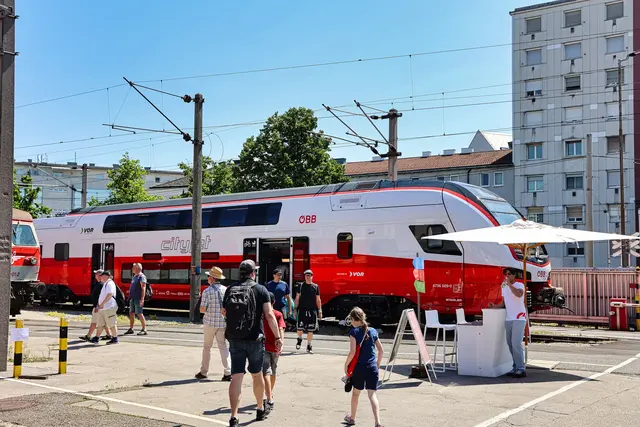 Beim Tag der offenen Tür in Linz konnten Interessierte unter anderem das neue Cityjet-Modell von Stadler besuchen. | Foto: Reischl