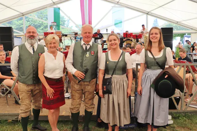 Schneiderin Anita Lechner stellte die neue Tracht der Jugendkapelle Fernitz-Mellach vor. Das Gilet der Herren und der Dirndlleib sind aus grünem Brokat, der Kittel ist blau, die Schürzen der Musikerinnen sind silbergrau, jene der Marketenderin goldig. Der Koralmjanker ist braun, grün paspoliert und hochgeschlossen.  | Foto: Edith Ertl