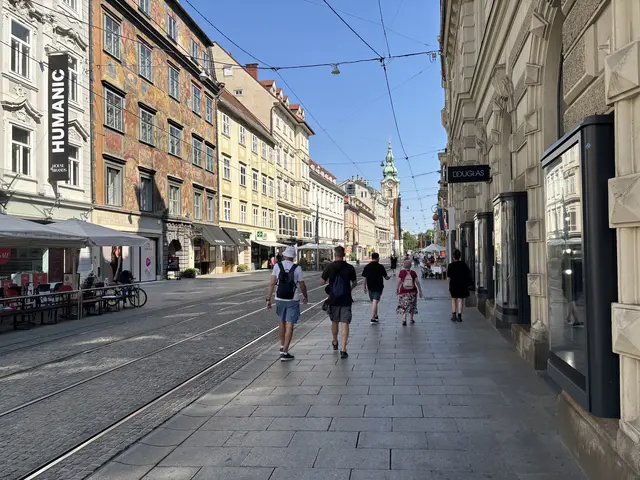 In der Innenstadt finden sich nur einige mutige Touristen.  | Foto: MeinBezirk/Markus Kropac